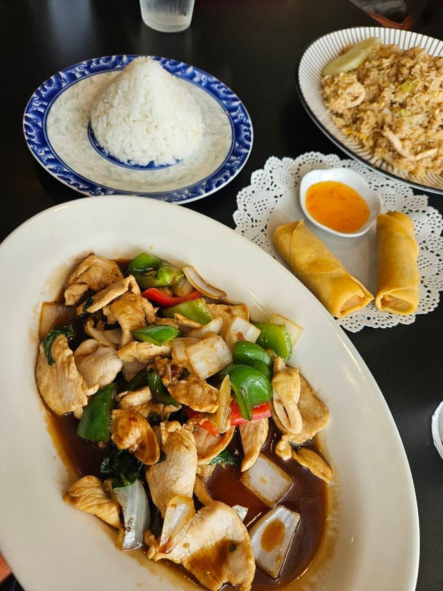 Thai Basil served with 1 Crispy Veg Roll.