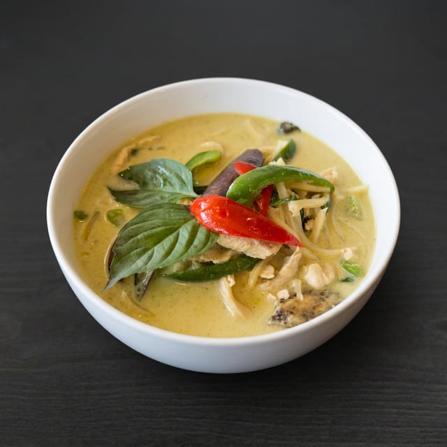Green Curry served with 1 Crispy Veg Roll.