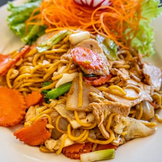 Pad Lo Mein Noodles served with 1 Crispy Veg Roll