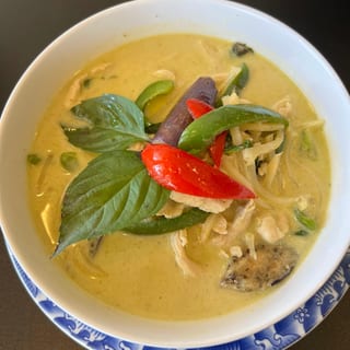 Green Curry served with 1 Crispy Veg Roll